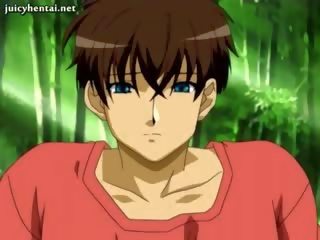 Krūtainas anime ielasmeita sūkā uz mežs