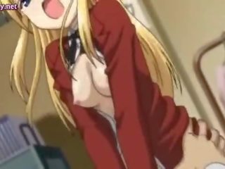 Blondýna anime mademoiselle teší veľký hammer